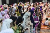 Ratusan jamaah melaksanakan salat malam saat beritikaf di Masjid Raya Habiburahman, Bandung, Jawa Barat, Selasa (26/5/2019) dini hari. Itikaf 10 hari terakhir bulan Ramadhan merupakan ibadah dalam rangka meraih malam kemuliaan atau Lailatul Qadar. ANTARA JABAR/M Agung Rajasa/agr