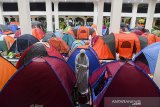 Sejumlah jamaah melaksanakan salat malam saat beritikaf di Masjid Raya Habiburahman, Bandung, Jawa Barat, Selasa (26/5/2019) dini hari. Itikaf 10 hari terakhir bulan Ramadhan merupakan ibadah dalam rangka meraih malam kemuliaan atau Lailatul Qadar. ANTARA JABAR/M Agung Rajasa/agr