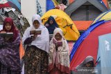 Sejumlah jamaah melaksanakan salat malam dan membaca Al Quran saat beritikaf di Masjid Raya Habiburahman, Bandung, Jawa Barat, Selasa (26/5/2019) dini hari. Itikaf 10 hari terakhir bulan Ramadhan merupakan ibadah dalam rangka meraih malam kemuliaan atau Lailatul Qadar. ANTARA JABAR/M Agung Rajasa/agr