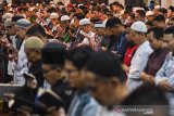 Ratusan jamaah melaksanakan salat malam saat beritikaf di Masjid Raya Habiburahman, Bandung, Jawa Barat, Selasa (26/5/2019) dini hari. Itikaf 10 hari terakhir bulan Ramadhan merupakan ibadah dalam rangka meraih malam kemuliaan atau Lailatul Qadar. ANTARA JABAR/M Agung Rajasa/agr