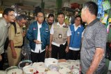 Sekretaris Jenderal Kementerian Perdagangan Karyanto Suprih (ketiga kiri) bersama Anggota Tim Satgas Pangan Kalbar AKP Sitorus (kedua kanan) berbincang dengan pedagang beras saat memantau pasokan dan perkembangan harga barang kebutuhan pokok di Pasar Kemuning, Pontianak, Kalimantan Barat, Selasa (28/5/2019).  Karyanto Suprih menyatakan dari hasil pemantauan di dua pasar tradisional dan ritel modern di Kota Pontianak tersebut maka Kementerian Perdagangan memastikan adanya ketersediaan pasokan dan harga barang kebutuhan pokok tetap stabil menjelang Lebaran Idul Fitri 1440 H/2019. ANTARA FOTO/Jessica Helena WuysangJESSICA HELENA WUYSANG/JESSICA HELENA WUYSANG (JESSICA HELENA WUYSANG/JESSICA HELENA WUYSANG)