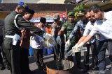 Pejabat Sipil, TNI, Polri dan tokoh agama memusnahkan barang bukti minuman keras hasil Operasi Pekat Semeru 2019 di halaman Mapolresta Madiun, Jawa Timur, Selasa (28/5/2019). Selama 12 hari melaksanakan Operasi Pekat Semeru guna menjaga suasana bulan Ramadhan, Polresta Madiun mengungkap 27 kasus dan mengamankan 32 tersangka. Antara Jatim/Siswowidodo/zk