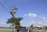 Pekerja melakukan perawatan jaringan listrik di jalur Pantura Lohbener, Indramayu, Jawa Barat, Selasa (29/5/2019). PLN menjamin ketersedian suplai listrik ke masyarakat untuk kebutuhan Lebaran dan diperkirakan pada saat Lebaran terjadi penurun beban puncak listrik pada sistem kelistrikan sistem Jawa Bali sebesar 56 persen hingga 60 persen dikarenakan banyak Industri dan perkantoran yang libur. ANTARA JABAR/Dedhez Anggara/agr
