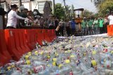 Polisi bersama sejumlah elemen masyarakat memusnahkan minuman keras dengan alat berat hasil Operasi Pekat Semeru 2019 di Polresta Kediri, Jawa Timur, Selasa (28/5/2019). Pemusnahan barang bukti sebanyak 10.000 butir pil koplo dan 5.600 botol minuman keras itu merupakan hasil operasi selama tiga belas hari guna menjaga suasana kondusif saat bulan ramadhan. Antara Jatim/Prasetia Fauzani/ZK