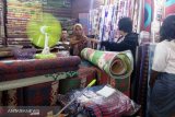 Penjualan tikar plastik di pasar Raya Padang meningkat jelang Lebaran