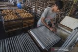 Pekerja menyelesaikan produksi Tahu Sumedang di Desa Pamulihan, Kabupaten Sumedang, Jawa Barat, Selasa (28/5/2019). Pekerja menyatakan, pada minggu keempat Bulan Ramadhan penjualan Tahu Sumedang ke beberapa pedagang makanan di Kota Bandung meningkat 30 persen atau dapat menjual 60 hingga 70 papan Tahu Sumedang per hari dibandingkan minggu ketiga yang hanya menjual 40 papan Tahu Sumedang per hari. ANTARA JABAR/Raisan Al Farisi/agr