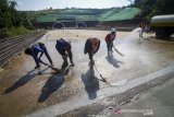 Pekerja membersihkan ruas jalan tol Cisumdawu di Pamulihan, Kabupaten Sumedang, Jawa Barat, Selasa (28/5/2019). Pemerintah Provinsi Jawa Barat bersama Dinas Perhubungan akan membuka sebagian ruas Jalan Tol Cisumdawu sepanjang 5 kilometer secara fungsional pada arus mudik Lebaran 2019 bagi pemudik yang akan menuju Subang, dan Cirebon via Sumedang Utara. ANTARA JABAR/Raisan Al Farisi/agr