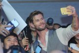 Aktor asal Australia Chris Hemsworth yang populer sebagai Thor sang Dewa Petir dalam film-film Marvel berswafoto dengan penggemarnya saat Meet and Greet di kawasan Nusa Dua, Bali, Senin (27/5/2019). Kegiatan tersebut merupakan rangkaian promo film Men in Black: International yang rencananya akan dirilis pada bulan Juni mendatang. ANTARA FOTO/Fikri Yusuf/nym.