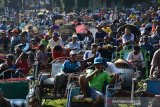 Tukang becak antre menunggu pembagian bantuan sembako di lapangan Pemkab Jombang, Jawa Timur, Selasa (28/5/2019). Sebanyak 7.500 paket sembako berupa beras 5 kilogram dan uang Rp50 ribu dibagikan Pemkab Jombang, kepada tukang becak, warga kurang mampu serta pasukan kuning yang ada di Kabupaten Jombang. Antara Jatim/Syaiful Arif/ZK