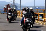 Sejumlah kendaraan turun dari kapal penyeberangan di Pelabuhan Ketapang, Banyuwangi, Jawa Timur, Rabu (29/5/2019). Menasuki H-7 Lebaran 2019, arus mudik melalui penyeberangan Pelabuhan Ketapang terpantau ramai lancar. Antara Jatim/Budi Candra Setya/zk.