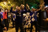 Puluhan pendukung menyambut kedatangan pemain dan ofisial Chelsea saat tiba di Baku, Azerbaijan, Selasa (28/5/2019), jelang final Liga Europa melawan Arsenal. ANTARA FOTO