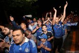 Puluhan pendukung menyambut kedatangan pemain dan ofisial Chelsea saat tiba di Baku, Azerbaijan, Selasa (28/5/2019), jelang final Liga Europa melawan Arsenal. ANTARA FOTO