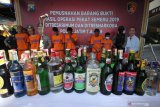 Polisi menunjukkan tersangka serta barang bukti saat ungkap hasil Operasi Pekat Semeru 2019 di Surabaya, Jawa Timur, Selasa (28/5/2019). Kepolisian daerah Jawa Timur berhasil mengamankan dan memusnahkan 78.617 botol minuman keras ilegal, 26.000 butir pil Paracetamol Caffeine Carisoprodol (PCC), 5,5 kilogram sabu serta menangkap enam orang tersangka saat Operasi Pekat Semeru 2019 yang dilaksanakan pada 15-28 Mei 2019. Antara Jatim/Moch Asim/zk.