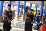 Petugas kepolisian bersenjata berpatroli di Terminal Tipe A Mengwi, Badung, Bali, Rabu (29/5/2019). Pengamanan di terminal bus tersebut dilakukan untuk menekan angka kriminalitas dan memberi rasa aman bagi para pemudik selama arus mudik lebaran 2019. ANTARA FOTO/Fikri Yusuf/nym.