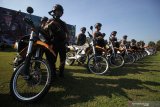 Petugas kepolisian dari Satuan Korps Brimob mengikuti upacara gelar pasukan Operasi Ketupat Semeru 2019 di lapangan Mapolda Jawa Timur di Surabaya, Jawa Timur, Selasa (28/5/2019). Operasi Ketupat Semeru 2019 yang melibatkan 9.761 anggota polisi, 1.500 personel TNI, 975 petugas Dinas Perhubungan dan 82 petugas Jasa Raharja tersebut untuk pengamanan menjelang Idul Fitri 1440 H di wilayah Jawa Timur. Antara Jatim/Moch Asim/zk.