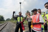 Polisi memberikan bantuan rompi dan senter lalulintas kepada sukarelawan penjaga perlintasan KA (Kereta Api) tanta pawang pintu di Blitar, jawa Timur, Rabu (29/5/2019). Pemberian alat bantu lalulintas dari Satlantas Polres Blitar tersebut sebagai upaya untuk membantu sukarelawan dalam mengamankan jalur perlintasan yang merupakan titik rawan kecelakaan yang melibatkan KA dan kendaraan bermotor disepanajang jalur mudik. Antara Jatim/Irfan Anshori/zk.