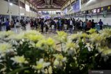 Calon penumpang memadati loket check in di Bandara Internasional Juanda Sidoarjo, Jawa Timur, Rabu (29/5/2019). Puncak arus mudik di Bandara Juanda diperkirakan terjadi pada H-5 atau hari Jumat (31/5) dengan jumlah penumpang sebanyak 55.263 orang. Antara Jatim/Umarul Faruq/zk.