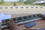 Petugas menghitung kendaraan yang melintas di Jembatan Timbang, Losarang, Indramayu, Jawa Barat, Rabu (29/5/2019). Pada H-7 lebaran volume kendaraan mudik yang melintas di jalur pantura mulai mengalami peningkatan. ANTARA JABAR/Dedhez Anggara/agr