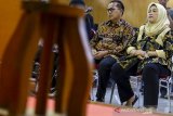 Dua terdakwa kasus suap perizinan proyek Meikarta Neneng Hasanah Yasin (kanan) dan Jamaludin (kiri) mengikuti jalannya sidang Vonis di Pengadilan Tipikor Bandung, Jawa Barat, Rabu (29/5/2019). Majelis Hakim menjatuhkan vonis kepada Bupati Bekasi nonaktif Neneng Hasanah Yasin dengan hukuman enam tahun penjara dan denda Rp250 juta subsider empat bulan kurungan serta memberi putusan empat pejabat Pemkab Bekasi dengan 4 tahun 6 bulan penjara subsider 3 bulan kurungan karena terbukti menerima suap terkait perizinan proyek Meikarta. ANTARA JABAR/Novrian Arbi/agr