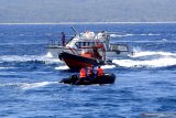 Tim SAR gabungan melakukan pengamanan saat simulasi pengamanan jalur mudik penyeberangan Selat Bali terlihat dari Pelabuhan Ketapang, Banyuwangi, Jawa Timur, Rabu (29/5/2019). Simulasi yang dilakukan oleh Tim SAR gabungan dari TNI-AL,Polair, Basarnas dan Coast Guard itu, dilakukan untuk melatih kesiapsiagaan Timsar guna mengantisipasi bila terjadi keadaan darurat di jalur mudik penyeberangan Selat Bali. Antara Jatim/Budi Candra Setya/zk.