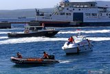 Tim SAR gabungan melakukan pengamanan kapal penyeberangan yang bocor saat simulasi pengamanan jalur mudik penyeberangan Selat Bali terlihat dari Pelabuhan Ketapang, Banyuwangi, Jawa Timur, Rabu (29/5/2019). Simulasi yang dilakukan oleh Tim SAR gabungan dari TNI-AL,Polair, Basarnas dan Coast Guard itu, dilakukan untuk melatih kesiapsiagaan Timsar guna mengantisipasi bila terjadi keadaan darurat di jalur mudik penyeberangan Selat Bali. Antara Jatim/Budi Candra Setya/zk.