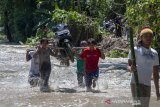 Jasa panggul sepeda motor di okasi banjir bandang