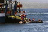 Tim SAR gabungan melakukan evakuasi korban penumpang kapal penyeberangan yang bocor saat simulasi pengamanan jalur mudik penyeberangan Selat Bali terlihat dari Pelabuhan Ketapang, Banyuwangi, Jawa Timur, Rabu (29/5/2019). Simulasi yang dilakukan oleh Tim SAR gabungan dari TNI-AL,Polair, Basarnas dan Coast Guard itu, dilakukan untuk melatih kesiapsiagaan Timsar guna mengantisipasi bila terjadi keadaan darurat di jalur mudik penyeberangan Selat Bali. ANTARA FOTO/Budi Candra Setya/nym.