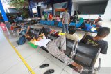 Sejumlah calon penumpang kapal laut menunggu di pelabuhan Tri Sakti Banjarmasin,Kalimantan Selatan, Kamis (30/5/2019).Foto Antaranews Kalsel/Bayu Pratama S.