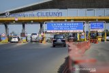 Kendaraan memasuki pintu masuk tol Cileunyi di Kabupaten Bandung, Jawa Barat, Kamis (30/5/2019). PT Jasa Marga akan membuka sebanyak sembilan gerbang keluar tol Cileunyi jika terjadi kepadatan lalu lintas pada puncak arus mudik 2019 yang di prediksi akan terjadi pada Jumat (31/5/2019). ANTARA JABAR/Raisan Al Farisi/agr