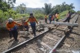 Pekerja memperbaiki bantalan rel di Km 193 - 192 antara Stasiun Lebakjero dan Stasiun Nagreg, Kabupaten Bandung, Jawa Barat, Kamis (30/5/2019). Perbaikan tersebut dilakukan pascaanjloknya kereta Lodaya Tambahan keberangkatan Solo Balapan menuju Bandung pada Rabu (29/5/2019) malam. ANTARA JABAR/Raisan Al Farisi/agr