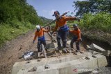 Pekerja membawa bantalan rel keatas lori saat melakukan perbaikan jalur kereta di Km 193 - 192 antara Stasiun Lebakjero dan Stasiun Nagreg, Kabupaten Bandung, Jawa Barat, Kamis (30/5/2019). Perbaikan tersebut dilakukan pascaanjloknya kereta Lodaya Tambahan keberangkatan Solo Balapan menuju Bandung pada Rabu (29/5/2019) malam. ANTARA JABAR/Raisan Al Farisi/agr