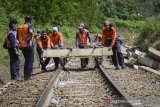 Pekerja membawa bantalan rel menggunakan lori saat melakukan perbaikan jalur kereta di Km 193 - 192 antara Stasiun Lebakjero dan Stasiun Nagreg, Kabupaten Bandung, Jawa Barat, Kamis (30/5/2019). Perbaikan tersebut dilakukan pascaanjloknya kereta Lodaya Tambahan keberangkatan Solo Balapan menuju Bandung pada Rabu (29/5/2019) malam. ANTARA JABAR/Raisan Al Farisi/agr