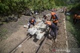 Pekerja membawa bantalan rel menggunakan lori saat melakukan perbaikan jalur kereta di Km 193 - 192 antara Stasiun Lebakjero dan Stasiun Nagreg, Kabupaten Bandung, Jawa Barat, Kamis (30/5/2019). Perbaikan tersebut dilakukan pascaanjloknya kereta Lodaya Tambahan keberangkatan Solo Balapan menuju Bandung pada Rabu (29/5/2019) malam. ANTARA JABAR/Raisan Al Farisi/agr