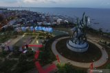 Foto aerial suasana di sekitar patung Suro dan Boyo usai diresmikan di Surabaya, Jawa Timur, Rabu (29/5/2019). Patung Suroboyo setinggi 25,6 meter dengan diameter 15 meter tersebut menjadi ikon baru Kota Surabaya yang diharapkan dapat mengembangkan pariwisata dan meningkatkan perekonomian bagi masyarakat nelayan di kawasan pesisir Pantai Kenjeran. Antara Jatim/Moch Asim/zk.