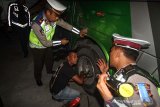 Petugas gabungan Kementerian Perhubungan (Kemenhub) dan Polisi Lalu Lintas mengecek standar keamanan ban saat dilakukan Inspeksi keselamatan angkutan Mudik di Terminal Tipe A Lhokseumawe, Aceh, Rabu (29/5/2019). Dalam Inspeksi (Ram Check) gabungan itu petugas banyak menemukan bus angkutan mudik Antar Kota Antar Provinsi (AKAP) Aceh tidak memenuhi standar keselamatan seperti penggunaan ban aus (botak) dan pintu darurat bus tidak difungsikan sesuai petunjuk keselamatan. (Antara Aceh/Rahmad)