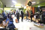 Grup band musik mirip Koes Plus hibur penumpang di Stasiun Gambir