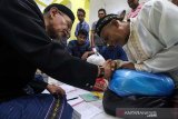 Umat muslim menunaikan zakat fitrah melalui panitia amil zakat di Masjid Alfalah Desa Keude Aceh, Lhokseumawe, Aceh, Jumat (31/5/2019) malam. Menjelang Idulfitri umat muslim melaksanakan kewajiban membayar Zakat Fitrah sebesar 2,5 kg atau tiga liter beras atau uang senilai ketentuan zakat yang ditunaikan. (Antara Aceh/Rahmad)