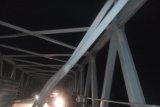 Rangka atas Jembatan Kapuas 2  roboh dihantam tronton