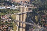 Foto udara sejumlah kendaraan melintas di Jalan Tol Cileunyi-Sumedang-Dawuan (Cisumdawu) di Kabupaten Sumedang, Jawa Barat, Jumat (31/5/2019). Pada H-5 Lebaran arus lalu lintas di jalur alternatif Tol Cileunyi Sumedang Dawuan (Cisumdawu) masih terlihat lengang. ANTARA JABAR/M Agung Rajasa/agr