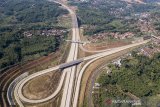 Foto udara sejumlah kendaraan melintas di Jalan Tol Cileunyi-Sumedang-Dawuan (Cisumdawu) di Kabupaten Sumedang, Jawa Barat, Jumat (31/5/2019). Pada H-5 Lebaran arus lalu lintas di jalur alternatif Tol Cileunyi Sumedang Dawuan (Cisumdawu) masih terlihat lengang. ANTARA JABAR/M Agung Rajasa/agr