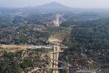 Foto udara sejumlah kendaraan melintas di Jalan Tol Cileunyi-Sumedang-Dawuan (Cisumdawu) di Kabupaten Sumedang, Jawa Barat, Jumat (31/5/2019). Pada H-5 Lebaran arus lalu lintas di jalur alternatif Tol Cileunyi Sumedang Dawuan (Cisumdawu) masih terlihat lengang. ANTARA JABAR/M Agung Rajasa/agr