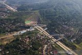 Foto udara sejumlah kendaraan melintas di Jalan Tol Cileunyi-Sumedang-Dawuan (Cisumdawu) di Kabupaten Sumedang, Jawa Barat, Jumat (31/5/2019). Pada H-5 Lebaran arus lalu lintas di jalur alternatif Tol Cileunyi Sumedang Dawuan (Cisumdawu) masih terlihat lengang. ANTARA JABAR/M Agung Rajasa/agr