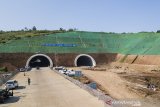 Foto udara sejumlah kendaraan melintas di Jalan Tol Cileunyi-Sumedang-Dawuan (Cisumdawu) di Kabupaten Sumedang, Jawa Barat, Jumat (31/5/2019). Pada H-5 Lebaran arus lalu lintas di jalur alternatif Tol Cileunyi Sumedang Dawuan (Cisumdawu) masih terlihat lengang. ANTARA JABAR/M Agung Rajasa/agr