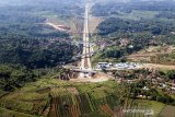 Foto udara sejumlah kendaraan melintas di Jalan Tol Cileunyi-Sumedang-Dawuan (Cisumdawu) di Kabupaten Sumedang, Jawa Barat, Jumat (31/5/2019). Pada H-5 Lebaran arus lalu lintas di jalur alternatif Tol Cileunyi Sumedang Dawuan (Cisumdawu) masih terlihat lengang. ANTARA JABAR/M Agung Rajasa/agr