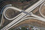 Foto udara sejumlah kendaraan melintas di Jalan Tol Cileunyi-Sumedang-Dawuan (Cisumdawu) di Kabupaten Sumedang, Jawa Barat, Jumat (31/5/2019). Pada H-5 Lebaran arus lalu lintas di jalur alternatif Tol Cileunyi Sumedang Dawuan (Cisumdawu) masih terlihat lengang. ANTARA JABAR/M Agung Rajasa/agr