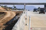 Sejumlah kendaraan melintas di Jalan Tol Cileunyi-Sumedang-Dawuan (Cisumdawu) di Kabupaten Sumedang, Jawa Barat, Jumat (31/5/2019). Pada H-5 Lebaran arus lalu lintas di jalur alternatif Tol Cileunyi Sumedang Dawuan (Cisumdawu) masih terlihat lengang. ANTARA JABAR/M Agung Rajasa/agr