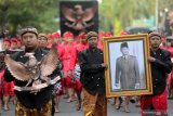 Para siswa dan budayawan membawa foto Presiden Soekarno dan Lambang Garuda Pancasila raksasa saat prosesi Kirab Bedhol Pusaka Pancasila di Kota Blitar, jawa Timur, Jumat (31/5/2019). Kirab Bedhol Pusaka Pancasila yang diinisiasi Oleh sejumlah budayawan dan seniman tersebut  merupakan prosesi awal jelang puncak peringatan Grebeg Pancasila yang menandai pringatan Hari Lahirnya Pancasila pada 1 Juni. Antara Jatim/Irfan Anshori/zk.