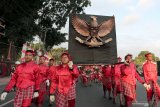 Para siswa dan budayawan membawa foto Presiden Soekarno dan Lambang Garuda Pancasila raksasa saat prosesi Kirab Bedhol Pusaka Pancasila di Kota Blitar, jawa Timur, Jumat (31/5/2019). Kirab Bedhol Pusaka Pancasila yang diinisiasi Oleh sejumlah budayawan dan seniman tersebut  merupakan prosesi awal jelang puncak peringatan Grebeg Pancasila yang menandai pringatan Hari Lahirnya Pancasila pada 1 Juni. Antara Jatim/Irfan Anshori/zk.