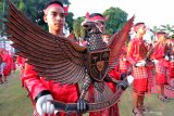 Para siswa dan budayawan membawa foto Presiden Soekarno dan Lambang Garuda Pancasila raksasa saat prosesi Kirab Bedhol Pusaka Pancasila di Kota Blitar, jawa Timur, Jumat (31/5/2019). Kirab Bedhol Pusaka Pancasila yang diinisiasi Oleh sejumlah budayawan dan seniman tersebut  merupakan prosesi awal jelang puncak peringatan Grebeg Pancasila yang menandai pringatan Hari Lahirnya Pancasila pada 1 Juni. Antara Jatim/Irfan Anshori/zk.