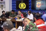 Panglima TNI Marsekal TNI Hadi Tjahjanto (kedua kiri) bersama Kapolri Jendral Polisi Tito Karnavian (ketiga kiri), Menteri Perhubungan Budi Karya Sumadi (ketiga kanan) dan Menteri Kesehatan Nila Moeloek (kiri) menyampaikan arahan saat melakukan kunjungan kerja di Pos Terpadu Operasi Ketupat Lodaya, Cikopo, Purwakarta, Jawa Barat, Jumat (31/5/2019). Kapolri mengatakan hingga saat ini kondisi arus mudik Lebaran berjalan lancar dan mengimbau pengamanan arus mudik Lebaran tetap diperlukan pengamanan yang ketat untuk mencegah potensi kecelakaan dan kejahatan hingga potensi ancaman seperti aksi terorisme. ANTARA JABAR/M Ibnu Chazar/agr